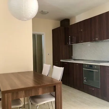 Green Life Apartment *